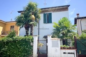 Villa singola su due livelli con giardino