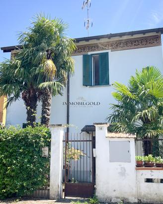 Villa singola su due livelli con giardino