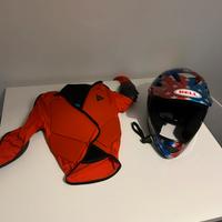 Giubbotto downhill e casco per bambino.