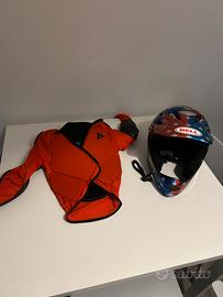 Giubbotto downhill e casco per bambino.