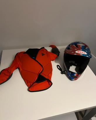 Giubbotto downhill e casco per bambino.