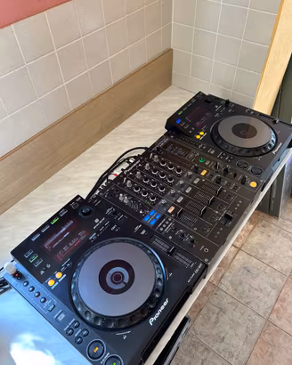 Pioneer CDJ-900 x2 + DJM-800 + 2CDJ Flight Case