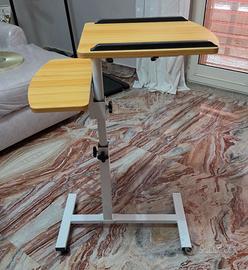 Tavolino porta PC regolabile con ruote.