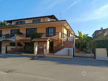 Villa di 296 mq + box di 41 mq e piscina
