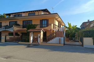 Villa di 296 mq + box di 41 mq e piscina