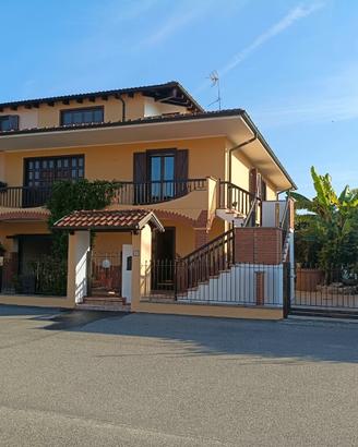 Villa di 296 mq + box di 41 mq e piscina