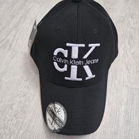 Cappellino Calvin Klein, con etichetta