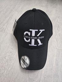 Cappellino Calvin Klein, con etichetta