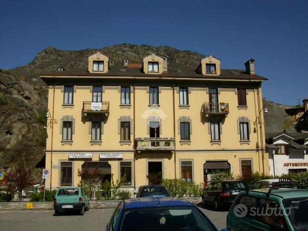 3 LOCALI A CHÂTILLON