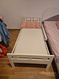 Lettino da bambini con materasso.