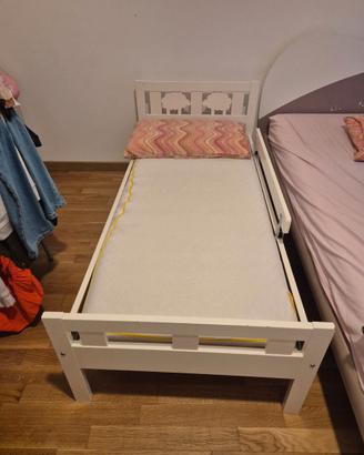 Lettino da bambini con materasso.