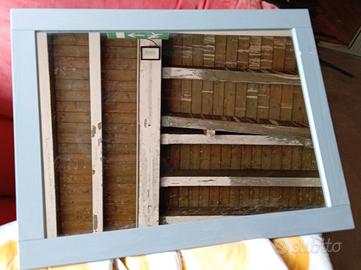 specchio con cornice di legno 