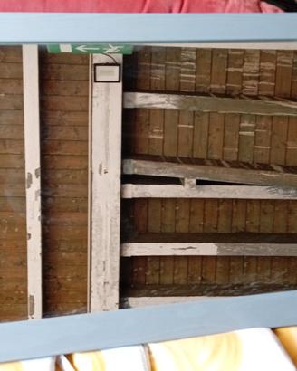 specchio con cornice di legno 