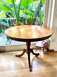 Tavolo tondo antico e tanti mobili eleganti