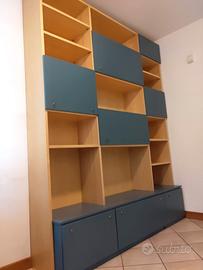 disponibile  un mobile a libreria completo