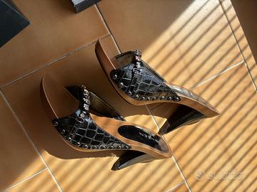 Zoccoli in legno, coccodrillo e strass