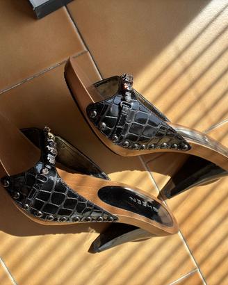 Zoccoli in legno, coccodrillo e strass