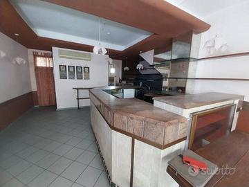 Casa indipendente di 265 m² con più di 5 locali a 