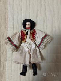 Bambola ungherese vintage con cappello