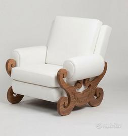 Poltrona Vintage con Struttura in Legno Intagliato