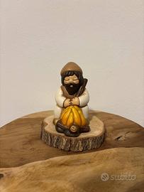 Pastore con fuoco presepe Giubileo Thun