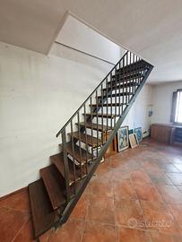 Scala interna in ferro e legno stile industriale