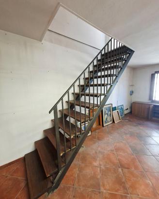 Scala interna in ferro e legno stile industriale