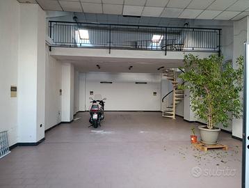 Capannoni vicino al centro di Novara