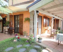 Appartamento su due piani con garage e giardino