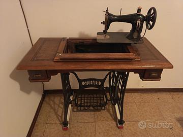 Macchina antica da cucire Stoewer con mobile