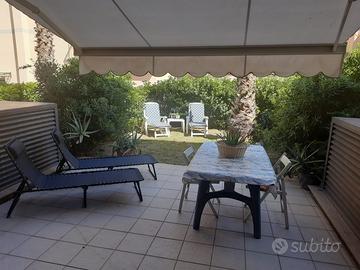 Bilocale ceriale 20 m dal mare con giardino e box