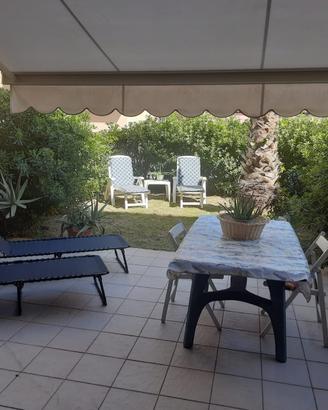 Bilocale ceriale 20 m dal mare con giardino e box