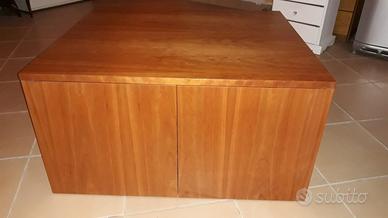 Mobile in legno a forma di cubo