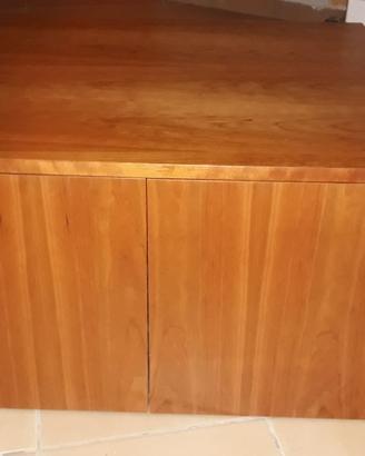 Mobile in legno a forma di cubo