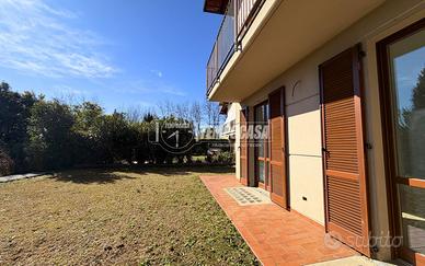 Esclusiva villa bifamiliare con giardino su tre la