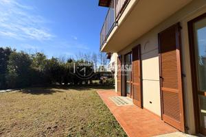 Esclusiva villa bifamiliare con giardino su tre la