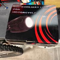 Faretti supplementari a led per moto.