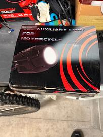 Faretti supplementari a led per moto.
