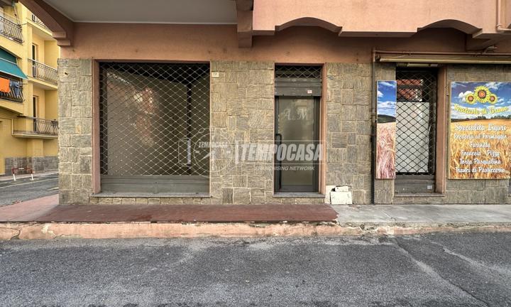 Locale commerciale a due passi dal mare