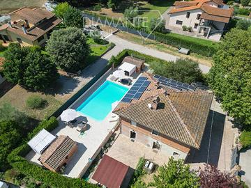 Casale su 2 livelli con giardino e piscina