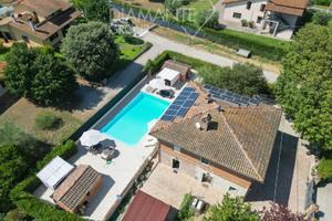 Casale su 2 livelli con giardino e piscina