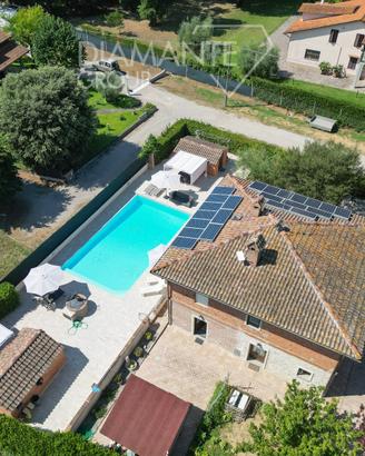 Casale su 2 livelli con giardino e piscina