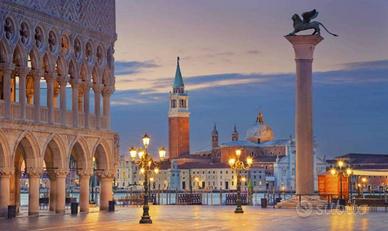 Palazzo / Stabile di 500 m² con più di 5 locali a 