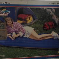 materasso gonfiabile campeggio o mare