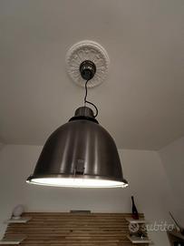 Lampada a sospensione industriale in metallo