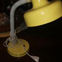 lampada da tavolo gialla in metallo flessibile