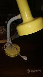 lampada da tavolo gialla in metallo flessibile