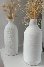 Coppia vasi decorativi in ceramica bianca