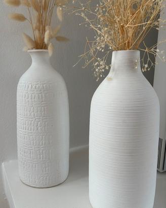 Coppia vasi decorativi in ceramica bianca