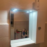 Mobiletto bagno con faretti